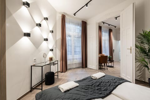 Bed, View (from property/room), Photo of the whole room, Decorative detail, Bedroom, towels
