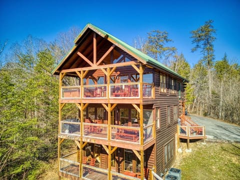 Timeless View - Mountain Views, Hot Tub, WIFI, Game Room, Free Attraction Tickets! House in Pigeon Forge