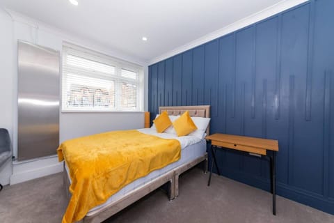 The Lincoln Suites near the Train StationWHOLE Apartment in Huntingdonshire District