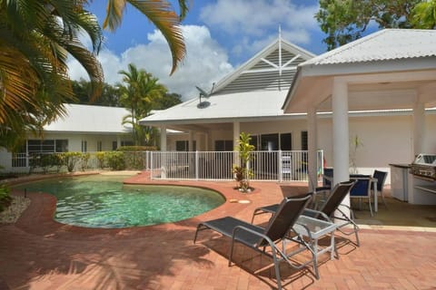 Swimming pool, sunbed