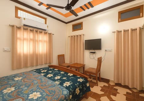 Bed, Winter, TV and multimedia, Seating area, Bedroom, air conditioner