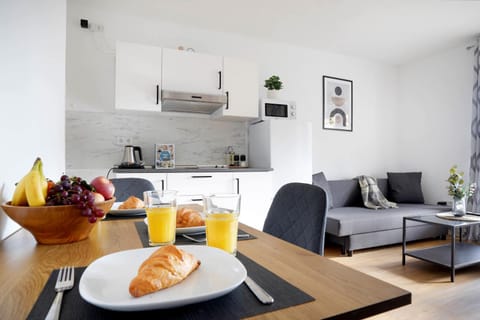 Kitchen or kitchenette, Living room, Seating area, Dining area, kitchen
