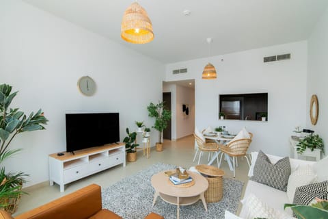 Communal lounge/ TV room, TV and multimedia, Living room, Seating area, Dining area, Evening entertainment