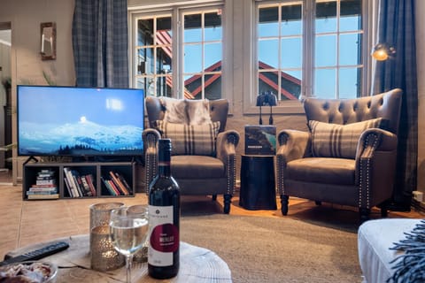 TV and multimedia, Living room, Seating area, Evening entertainment