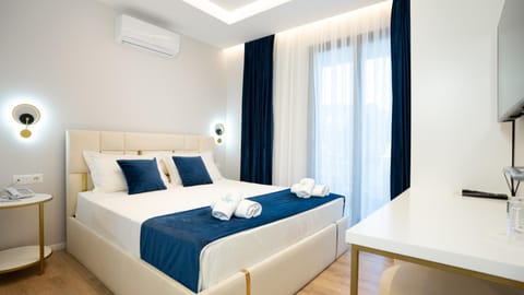 Bed, Photo of the whole room, towels, air conditioner