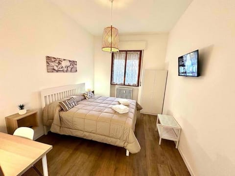 Bed, TV and multimedia, Photo of the whole room, Bedroom, towels