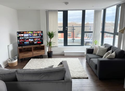 Communal lounge/ TV room, TV and multimedia, Living room, Seating area, Evening entertainment