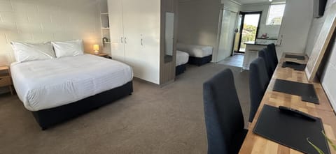 Bed, Living room, Photo of the whole room, Seating area, Bedroom, hair dresser