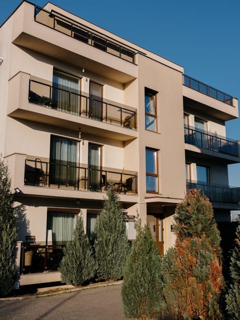 Property building, Day, Balcony/Terrace