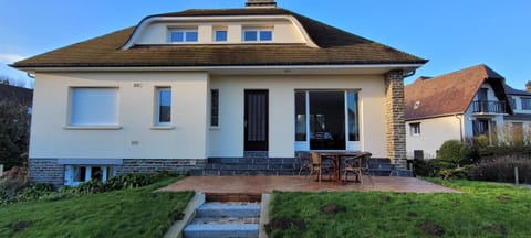 Omaha beach vue les Braves Bed and Breakfast in Normandy