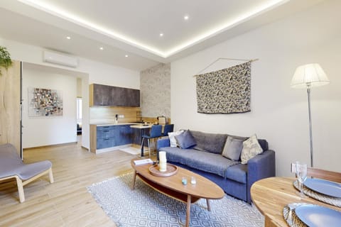 TV and multimedia, Kitchen or kitchenette, Living room, Seating area