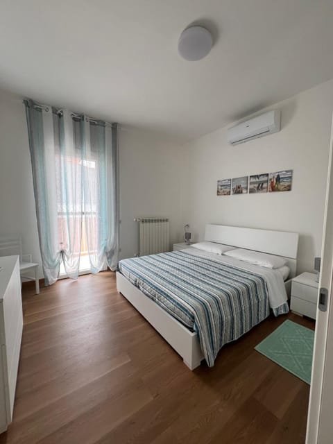 Bed, Photo of the whole room, Bedroom, internet, air conditioner
