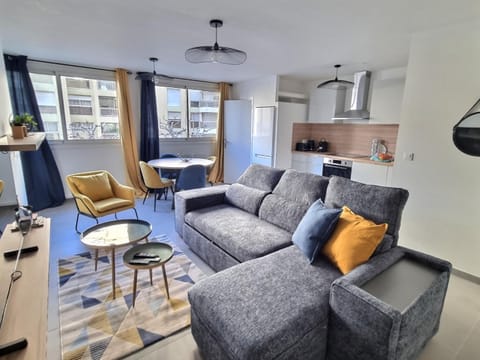 TV and multimedia, Kitchen or kitchenette, Living room, Seating area, Dining area