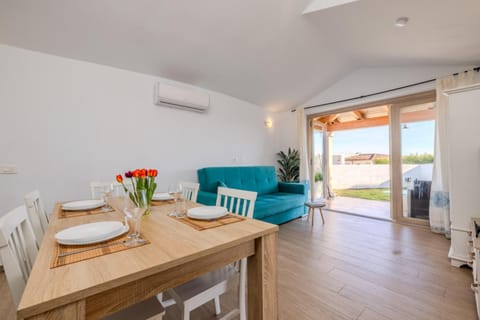 Living room, Inner courtyard view, air conditioner