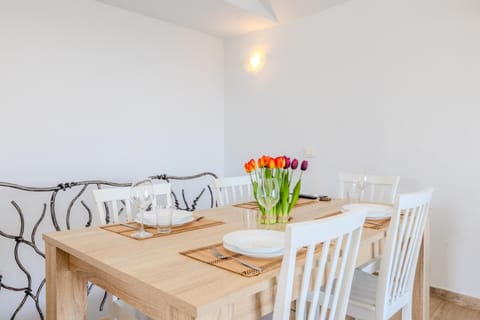 Living room, Seating area, Lunch