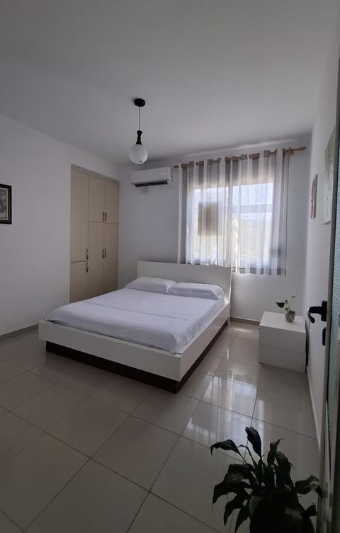 Bed, Bedroom, air conditioner