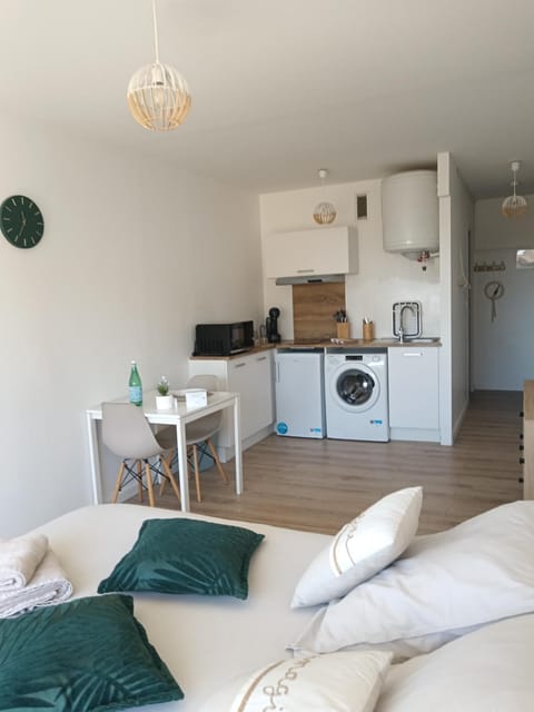 Bed, Kitchen or kitchenette, stove, toaster