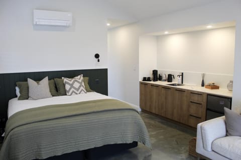 Bed, Coffee/tea facilities, Photo of the whole room, air conditioner