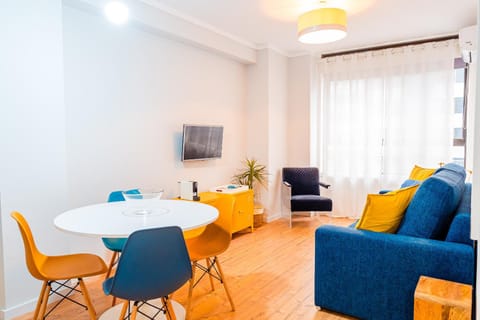TV and multimedia, Living room, Seating area, Dining area