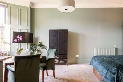 TV and multimedia, Seating area, Dining area, wardrobe