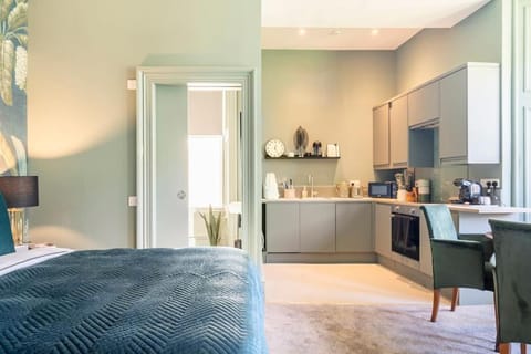 Bed, Coffee/tea facilities, Kitchen or kitchenette, Dining area, Bedroom, minibar