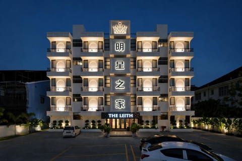 Property building, Restaurant/places to eat, Facade/entrance, Property logo or sign, Logo/Certificate/Sign, Parking, acessibility