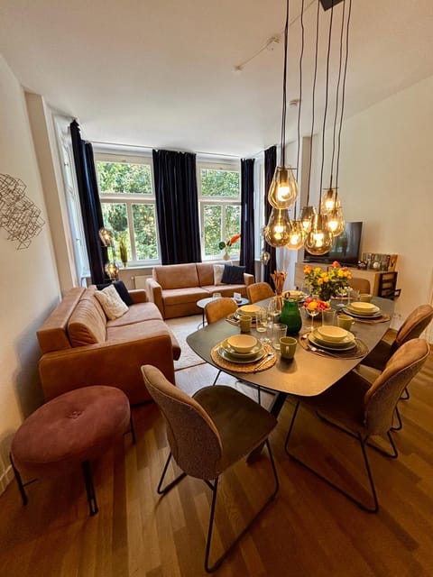 Seating area, Dining area
