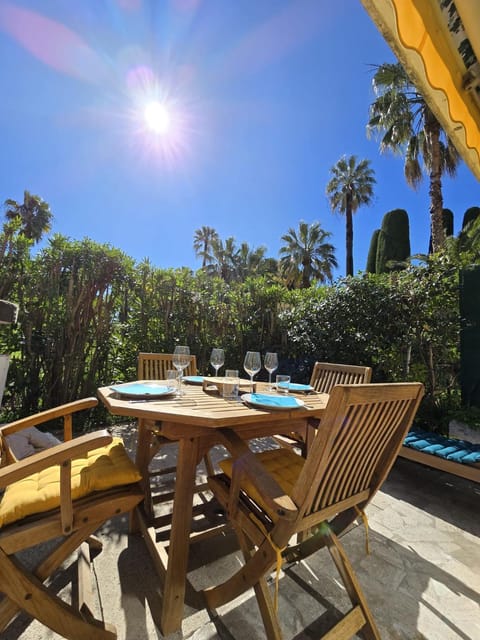 Patio, Garden, Dining area, Garden view, sunbed