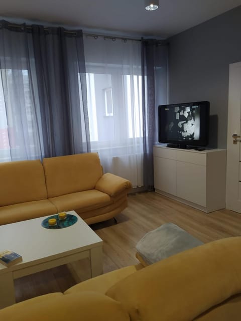Communal lounge/ TV room, TV and multimedia, Living room, Seating area, Evening entertainment