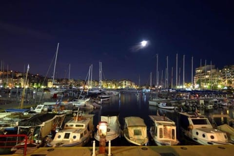 Lovely,central, spacious 2-bedrooms apartment Apartment in Pireas