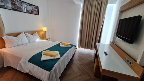 Bed, TV and multimedia, Photo of the whole room, Bedroom