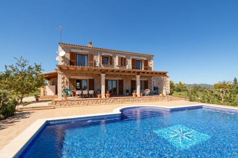Shower, Property building, Pool view, Swimming pool