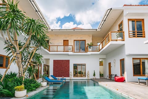 Property building, Natural landscape, Balcony/Terrace, Seating area, Pool view, Swimming pool, sunbed