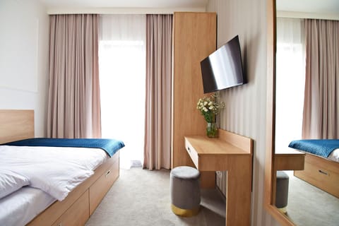 Communal lounge/ TV room, Bed, TV and multimedia, Living room, Photo of the whole room, Seating area, Evening entertainment, hair dresser, towels