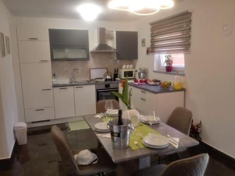 Kitchen or kitchenette, Dining area