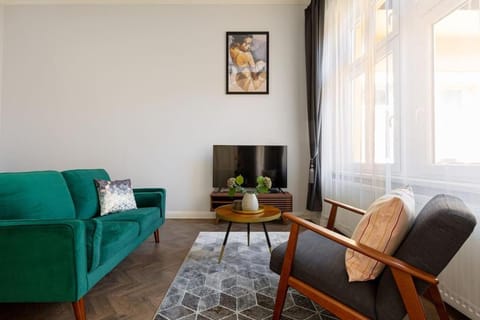 Communal lounge/ TV room, TV and multimedia, Living room, Evening entertainment