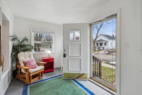 White House Bungalow Apartment in Bay City