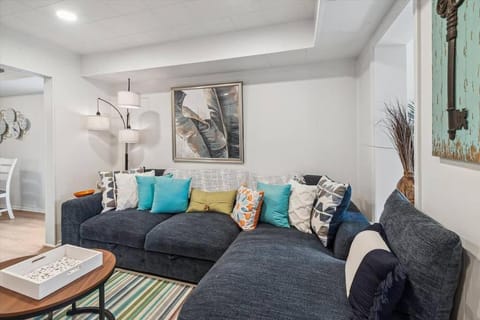 White House Bungalow Apartment in Bay City