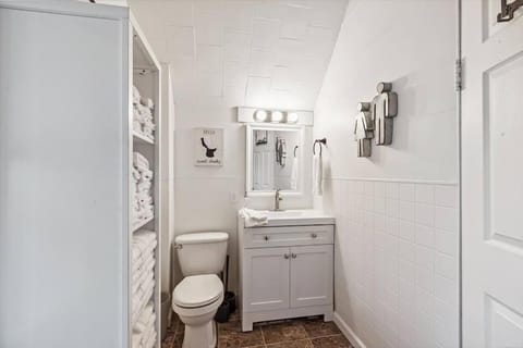 White House Bungalow Apartment in Bay City