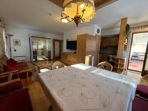 Communal lounge/ TV room, Living room, Dining area, Evening entertainment