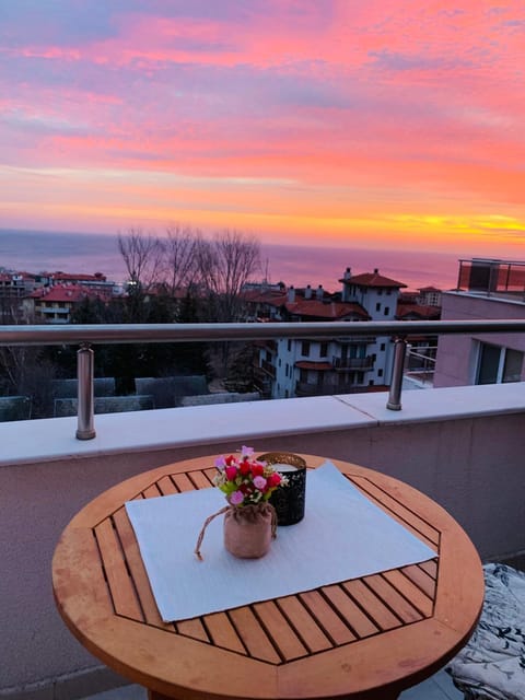 Natural landscape, View (from property/room), Balcony/Terrace, Dining area, Sea view, Sunrise