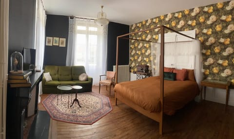 Bed, TV and multimedia, Living room, Photo of the whole room, Seating area, Bedroom