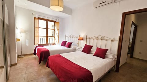 Bed, Photo of the whole room, Bedroom, air conditioner