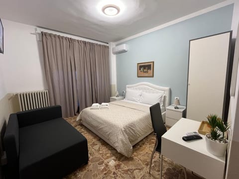 Bed, TV and multimedia, Photo of the whole room, Bedroom, hair dresser, air conditioner
