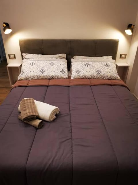 Bed, Photo of the whole room, Bedroom, towels