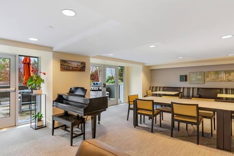 NewMark Tower’s Water Wheel Condo with Sea Views Apartment in Pike Place Market