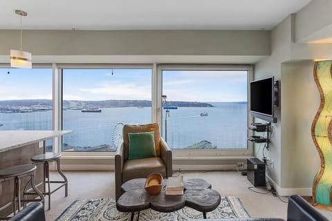 NewMark Tower’s Water Wheel Condo with Sea Views Apartment in Pike Place Market