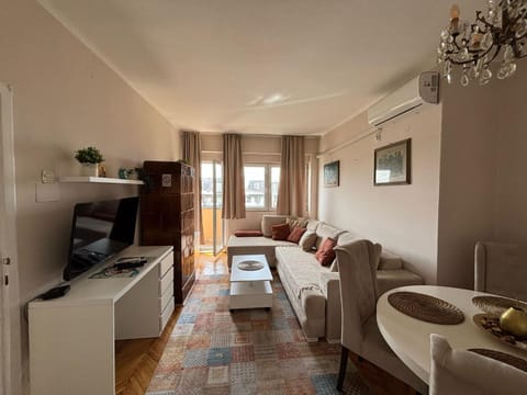 Communal lounge/ TV room, Bed, TV and multimedia, Living room, Photo of the whole room, Seating area, Dining area, Evening entertainment, air conditioner