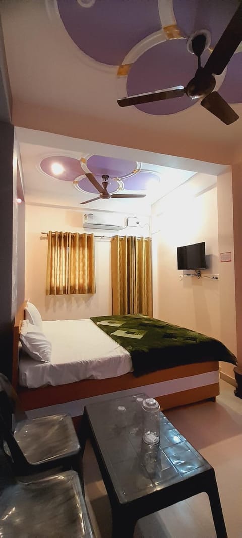 Bed, TV and multimedia, Photo of the whole room, Bedroom, fireplace, air conditioner