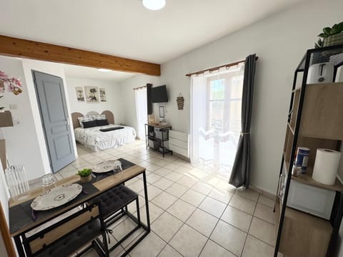 Bed, TV and multimedia, Living room, Photo of the whole room, Dining area, Bedroom